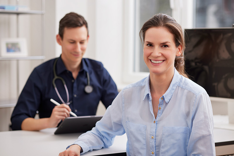 Kardiologe macht Notizen im Patientengespräch