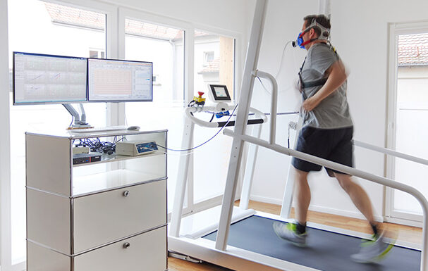 Patient auf dem Laufband bei der Spiroergometrie mit Atemmaske